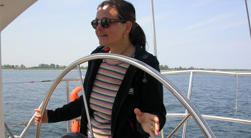 Ines Jochmann am Steuer der BRUDEN