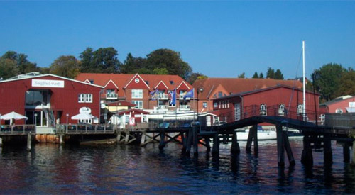 Blick auf den Hafen von Eckernf&ouml;rde mit der Holzbr&uuml;cke, Quelle Wikepedia, Urheber: MartinDieter