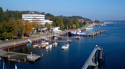 Kiellinie von Kiel mit den Ruderclubs und dem Landeshaus, Quelle Wikepedia, Urheber: VollwertBIT