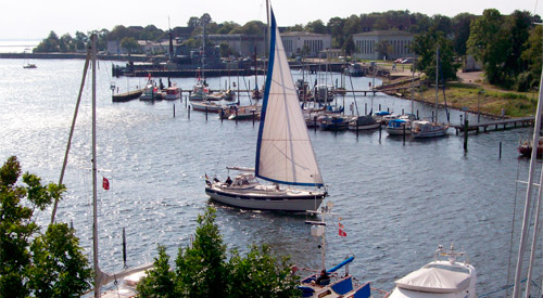 Urheber:MrsMyerDE Quelle: Wikepedia  Neustadt in Holstein Schleswig-Holstein, Deutschland, Blick auf den Hafen in Richtung L�becker Bucht, oberhalb des oberen Jungsfernstiegs